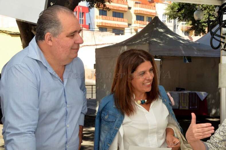 La alcaldesa Carmen Hernández y Juan Martel (Foto TA)